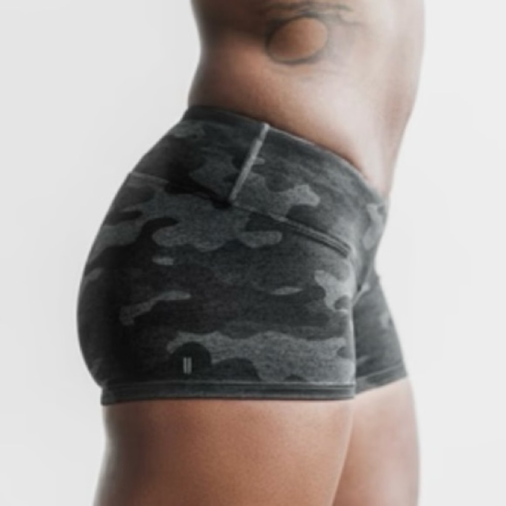 NOBULL Women’s low rise plush heather short 2”